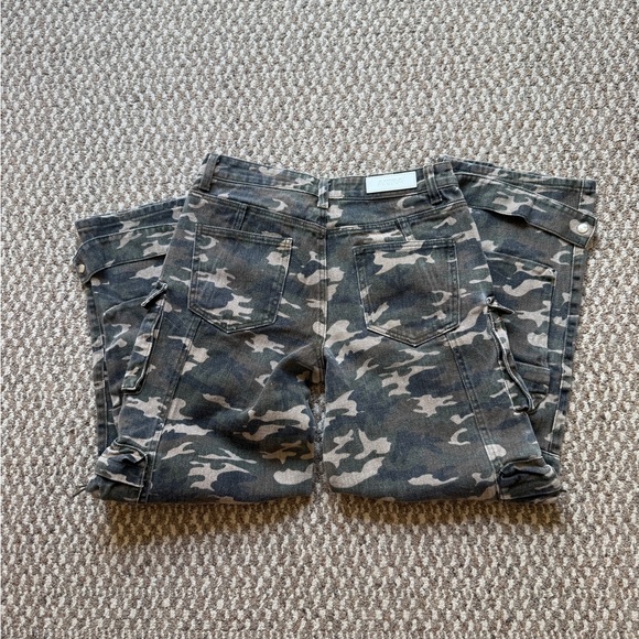 Wide Leg Camo Cargo Pants - Picture 3 of 4
